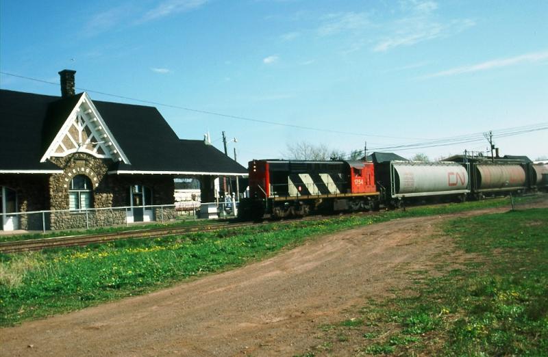 CN 1754 at Kensington