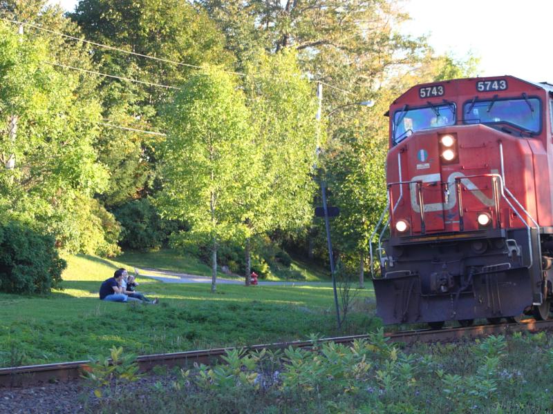 CN 5743 and family waving