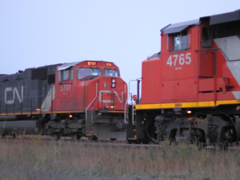 CN 4765 and CN 5701 meet in Winnipeg