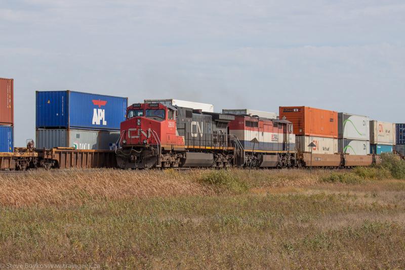 CN 2600 on train CN 199