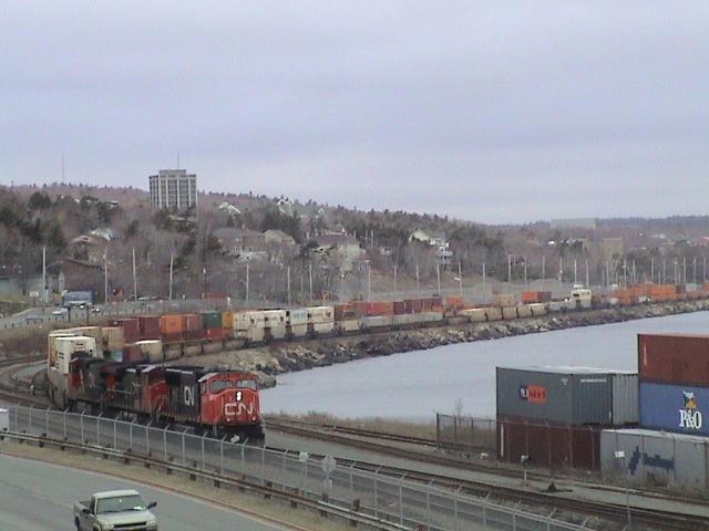 CN 5676 and 2511 in Halifax, NS 2004/04/22