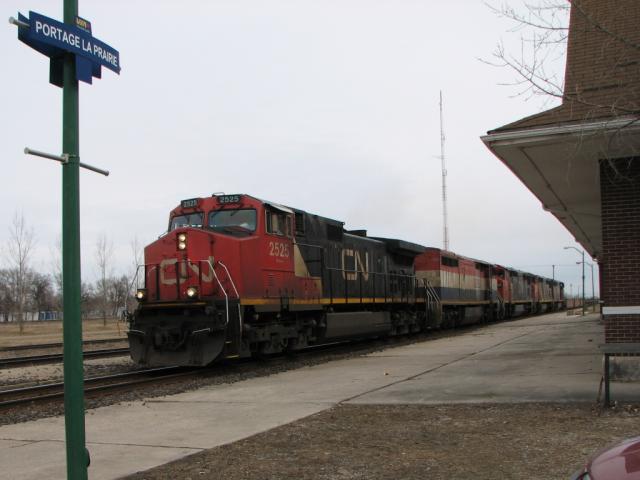 CN 2525 and Dash-8 units in Portage la Prairie, MB