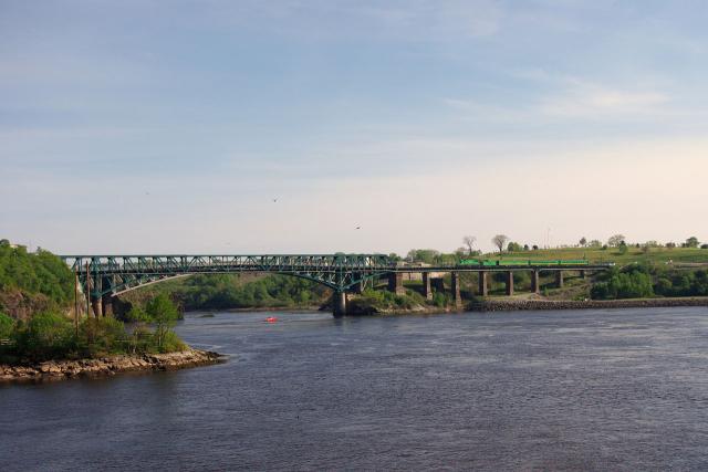 NB Southern train on Reversing Falls. Photo by David Morris.