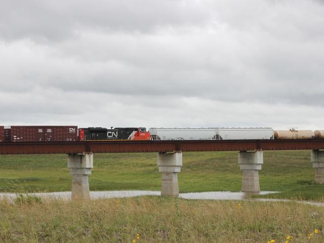 CN 8822 on the Floodway bridge, Winnipeg