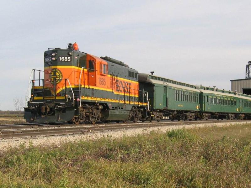 BNSF 1685 and train at the Prairie Dog Central. Photo by Jeff Keddy.